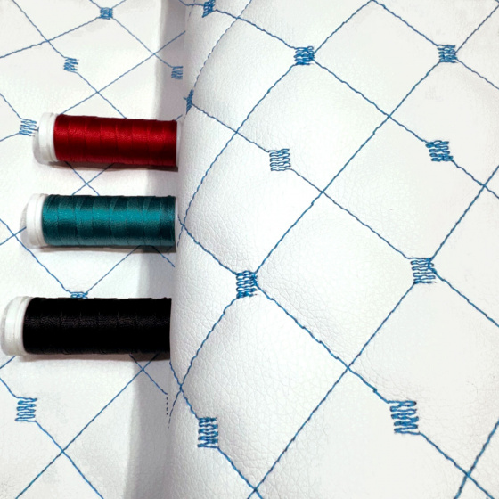 Simili cuir matelassé MIX, 540 g/m², largeur 145 cm, blanc avec fil turquoise