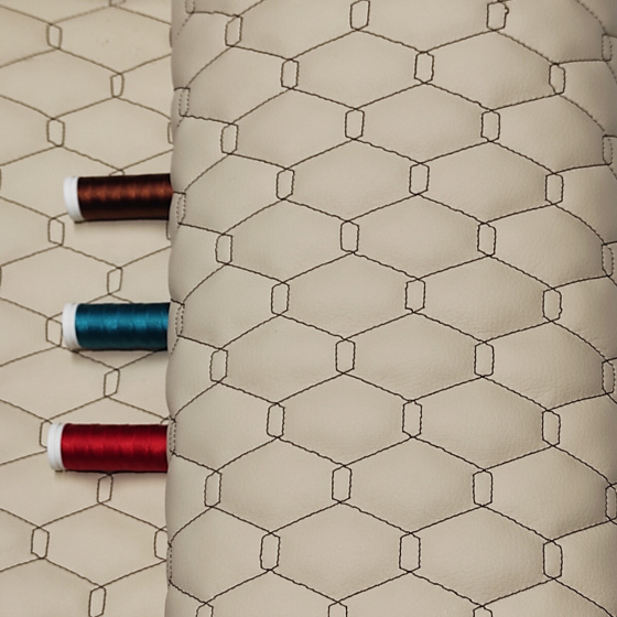 Ekokůže GEO barva béžová prošívaná hnědými nitěmi, metráž, 145 cm