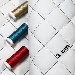 Simili cuir matelassé CLACIK, 540 g/m², largeur 145 cm, blanc avec fil noir Simili cuir matelassé CLACIK, 540 g/m², largeur 145 cm, blanc avec fil noir