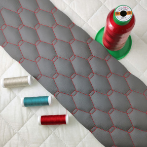 Simili cuir matelassé GEO, 540 g/m², largeur 145 cm, gris avec fil rouge