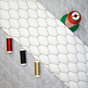 Simili cuir matelassé GEO, 540 g/m², largeur 145 cm, blanc avec fil noir