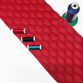 Simili cuir matelassé GEO, 540 g/m², largeur 145 cm, rouge avec fil noir